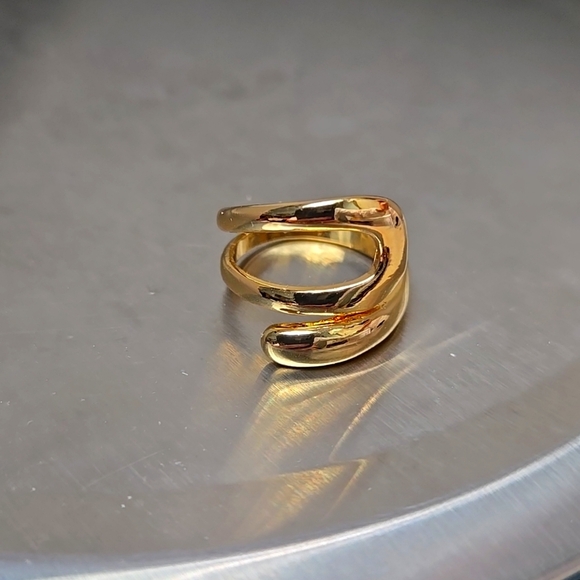 Simple Gold Tone Fashion Ring Size 6 - Picture 1 of 10